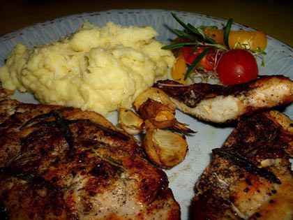 Fokhagymás-rozmaringos csirke ízes krumplipürével